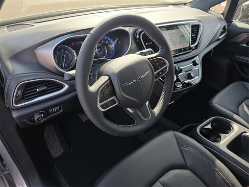 New 2026 Chrysler Pacifica Select image 18