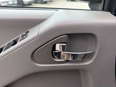 Used 2016 Nissan Frontier SV image 15