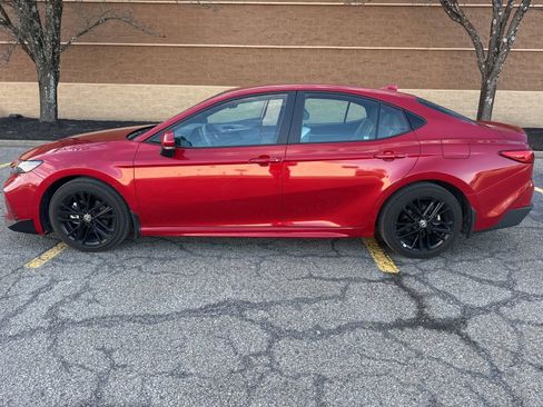 Used 2025 Toyota Camry SE w/ Convenience Package image 2