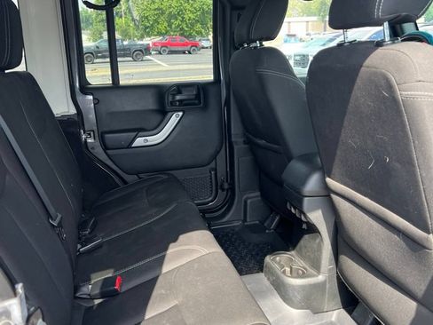 Used 2018 Jeep Wrangler Unlimited Sahara w/ Connectivity Group AWD/4WD image 23