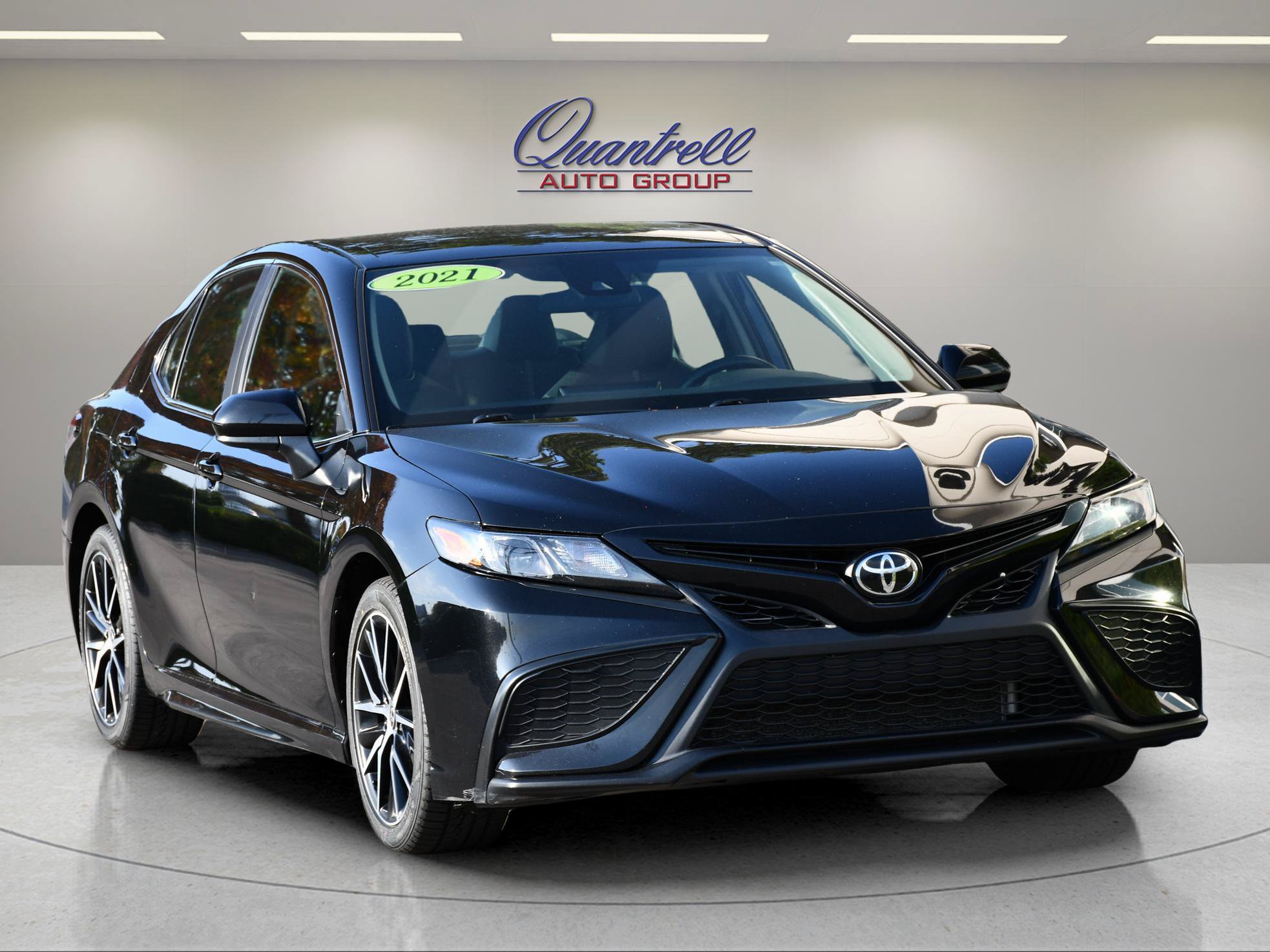 Used 2021 Toyota Camry SE FWD image 2