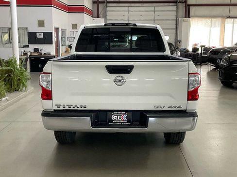 Used 2018 Nissan Titan SV image 3