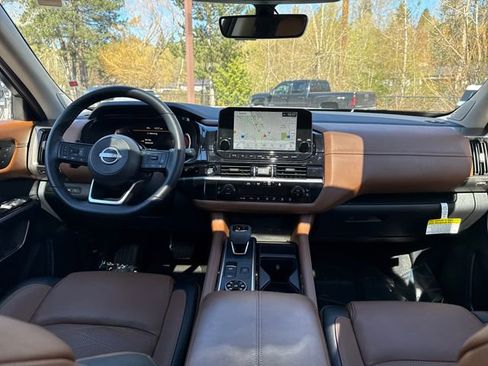 Used 2025 Nissan Pathfinder Platinum w/ Black Appearance Package AWD/4WD image 13