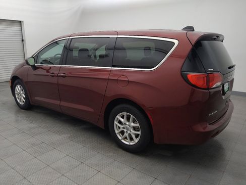 Used 2022 Chrysler Voyager LX image 3
