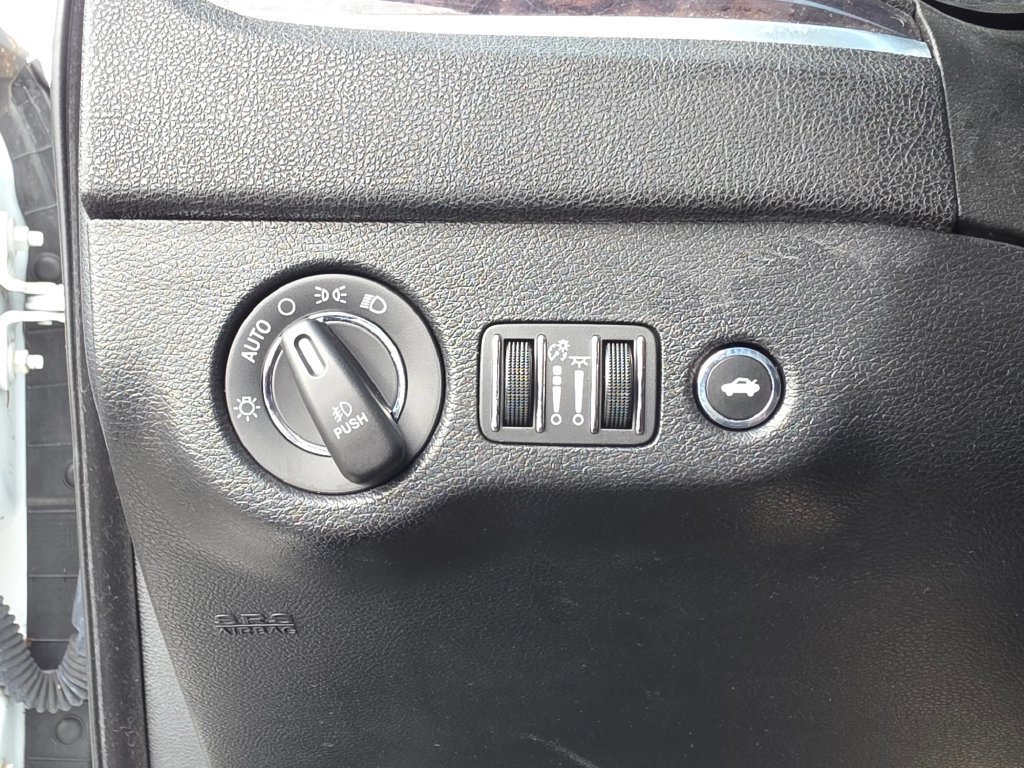 Used 2019 Chrysler 300 Limited AWD/4WD image 25