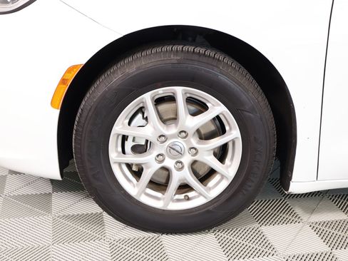 Used 2023 Chrysler Pacifica Touring-L FWD image 18