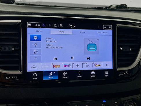 Certified 2024 Chrysler Pacifica Touring-L image 23