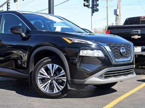 Used 2021 Nissan Rogue SV image 3