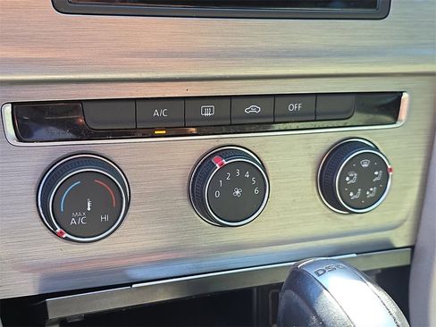 Used 2015 Volkswagen Golf TDI S image 24