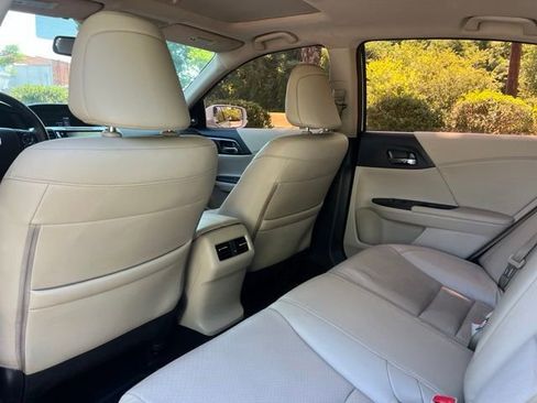 Used 2017 Honda Accord Touring image 14