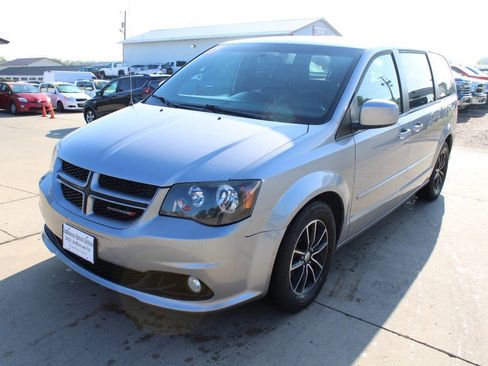 Used 2017 Dodge Grand Caravan GT image 2