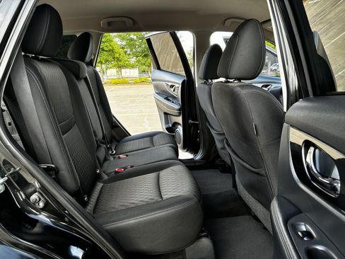 Used 2017 Nissan Rogue SV AWD/4WD image 21