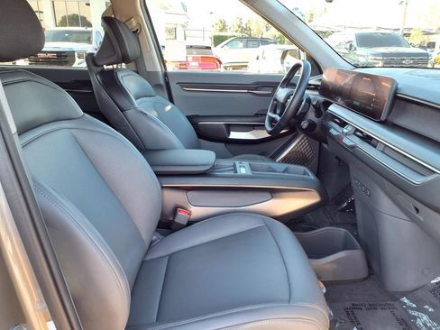 Certified 2024 Kia EV9 Light Long Range RWD image 5