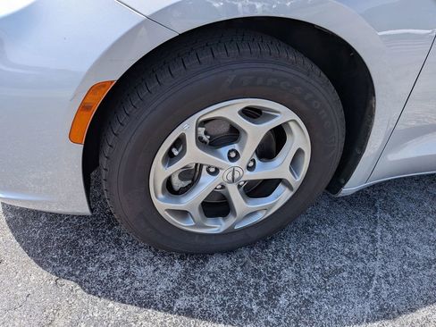 Used 2024 Chrysler Pacifica Limited image 9