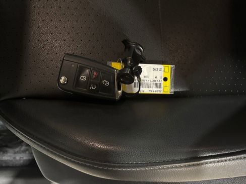 Used 2018 Volkswagen Tiguan SE image 29