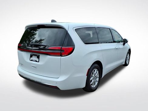 Used 2023 Chrysler Pacifica Touring-L FWD image 5