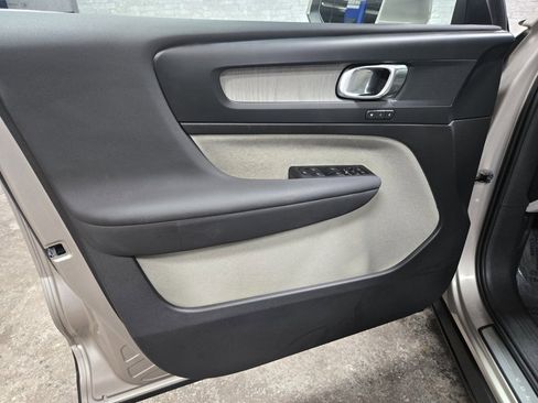 Used 2024 Volvo XC40 B5 Plus image 7