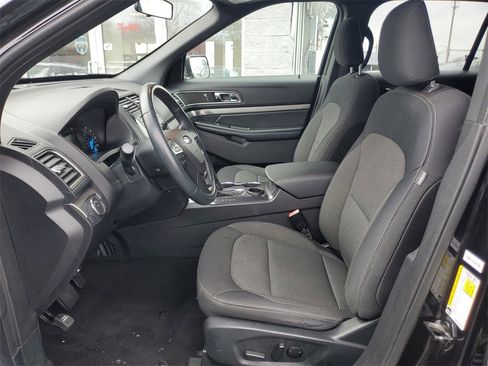 Used 2019 Ford Explorer XLT image 12