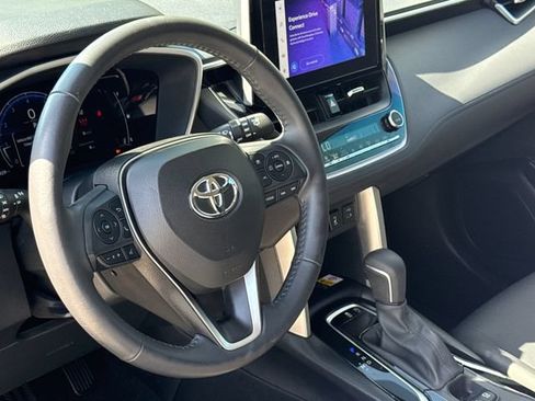 Used 2023 Toyota Corolla Cross XLE w/ Convenience Package FWD image 19