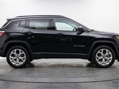Used 2025 Jeep Compass Latitude image 11