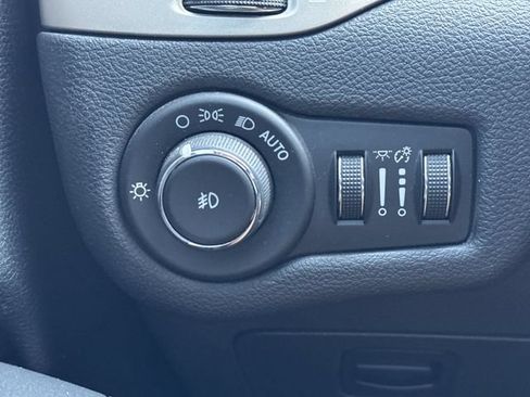 Used 2017 Jeep Cherokee Latitude w/ Safety/Convenience Group FWD image 26
