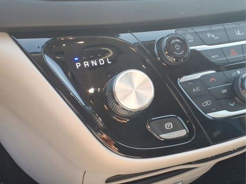 Used 2024 Chrysler Pacifica Touring-L image 10