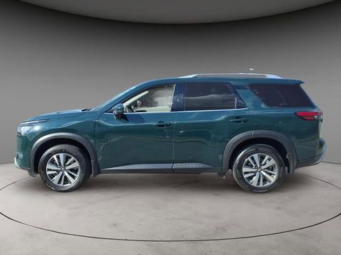 Used 2025 Nissan Pathfinder SL image 2