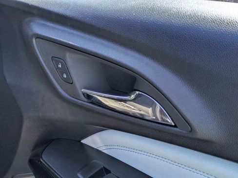 Used 2025 Chevrolet Trax LT FWD image 32