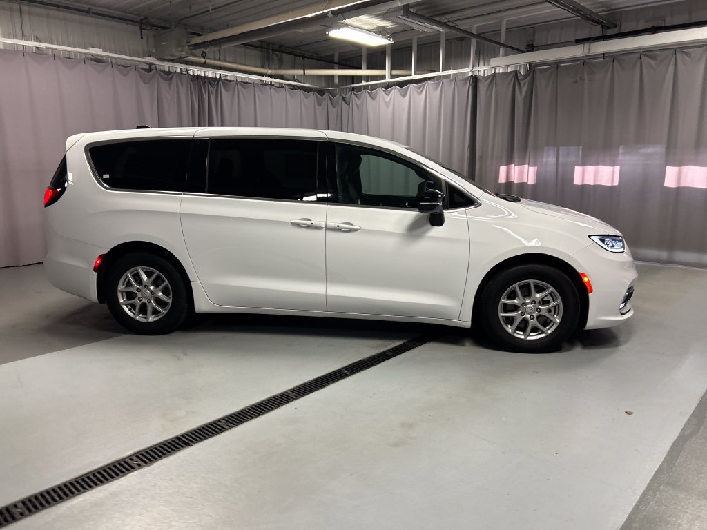 Used 2026 Chrysler Pacifica Select FWD image 8