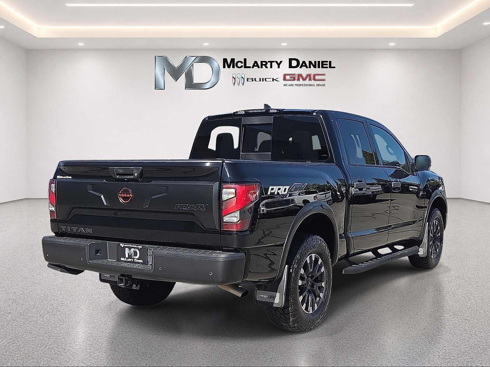 Used 2023 Nissan Titan PRO-4X w/ Pro-4x Convenience Package AWD/4WD image 14