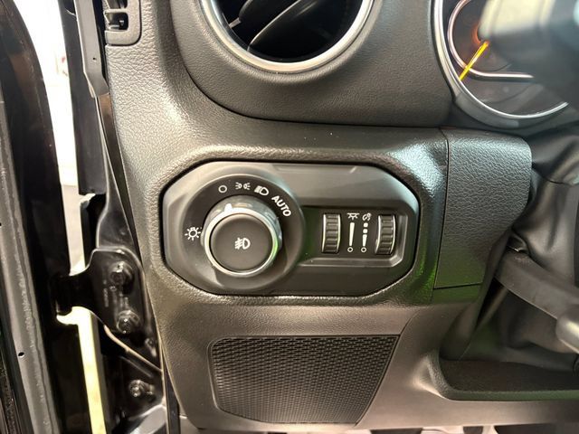 Used 2022 Jeep Wrangler Unlimited Sahara w/ LED Lighting Group AWD/4WD image 18