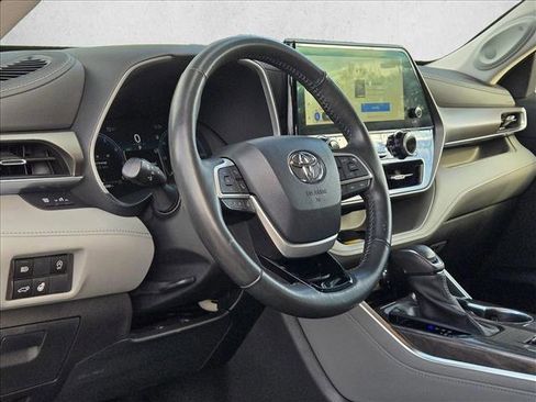 Used 2023 Toyota Highlander Limited image 10