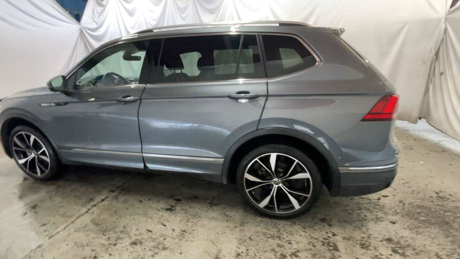 Used 2022 Volkswagen Tiguan SEL R-Line AWD/4WD image 11