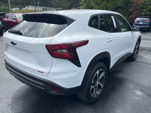 Used 2024 Chevrolet Trax RS w/ Sunroof Package image 4