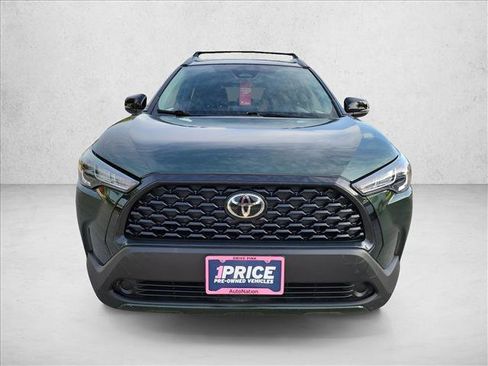 Used 2025 Toyota Corolla Cross LE FWD image 2
