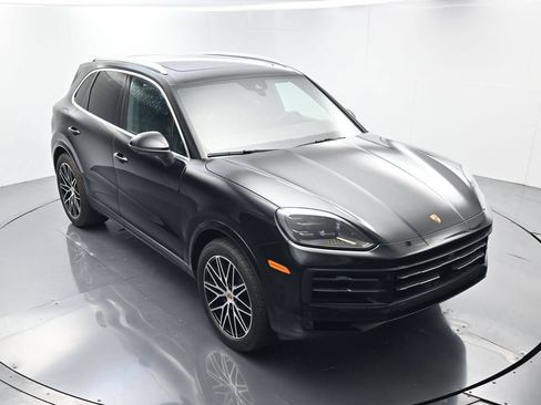 Certified 2025 Porsche Cayenne AWD/4WD image 40