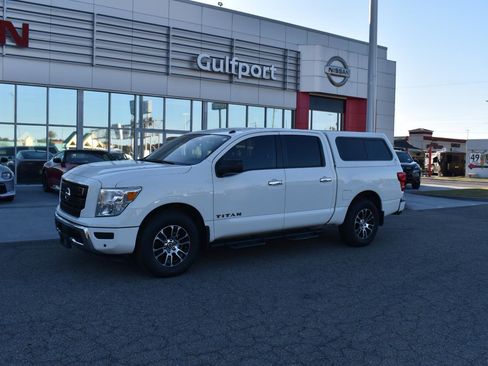 Used 2021 Nissan Titan SV w/ SV Convenience Package image 2