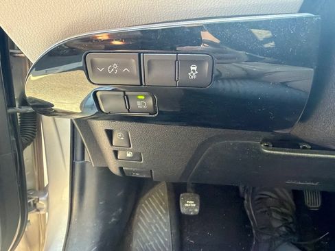 Used 2021 Toyota Prius Prime LE FWD image 15