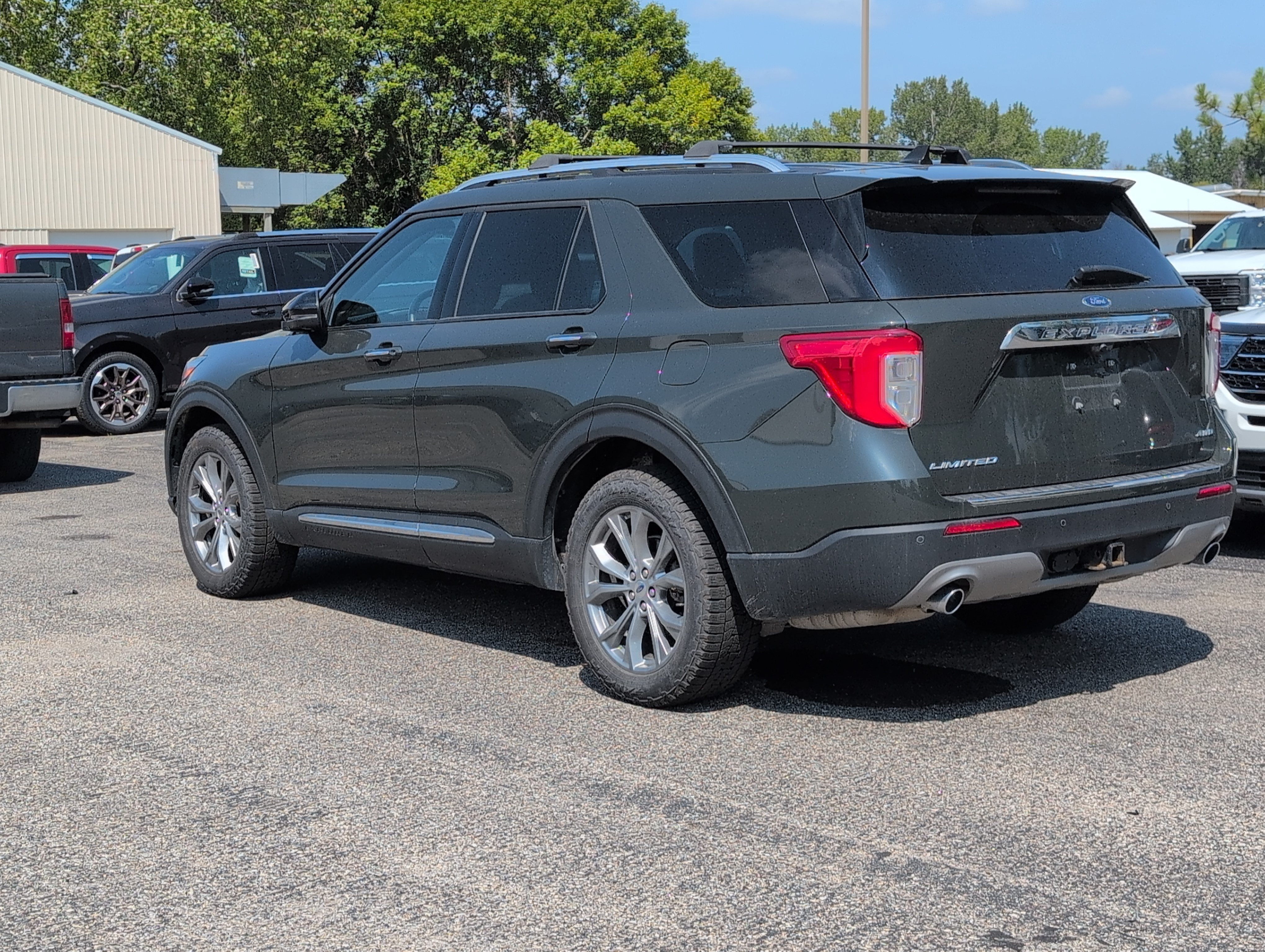 Used 2022 Ford Explorer Limited w/ Equipment Group 301A AWD/4WD image 3