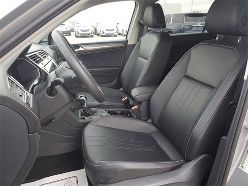Used 2023 Volkswagen Tiguan SE image 6