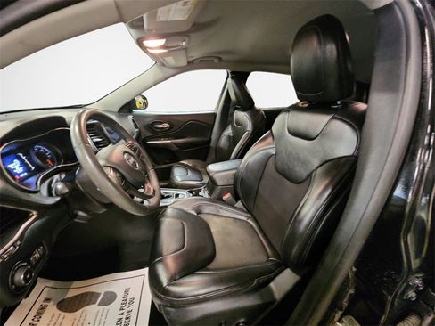 Used 2020 Jeep Cherokee Latitude Plus image 12