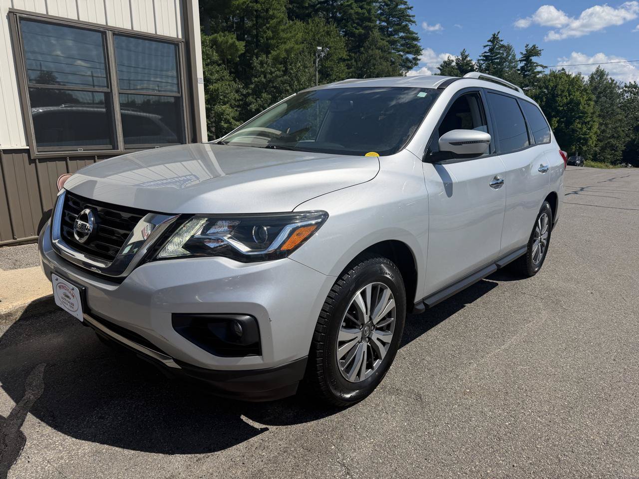 Used 2018 Nissan Pathfinder SV AWD/4WD image 1