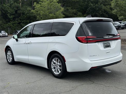 Used 2023 Chrysler Pacifica Touring-L FWD image 31