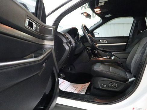 Used 2018 Ford Explorer XLT image 9