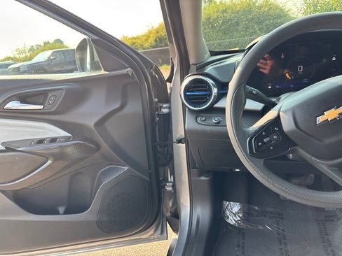 Used 2025 Chevrolet Trax LT FWD image 24