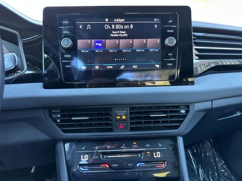 Used 2025 Volkswagen Jetta SE image 18