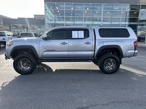 Used 2018 Toyota Tacoma TRD Off-Road image 2