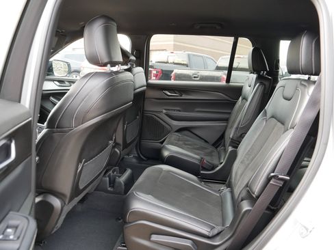 Used 2023 Jeep Grand Cherokee L Laredo image 32