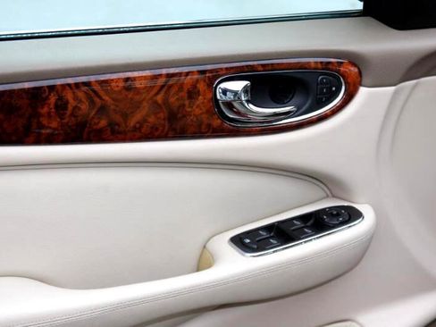 Used 2004 Jaguar XJ8 image 21