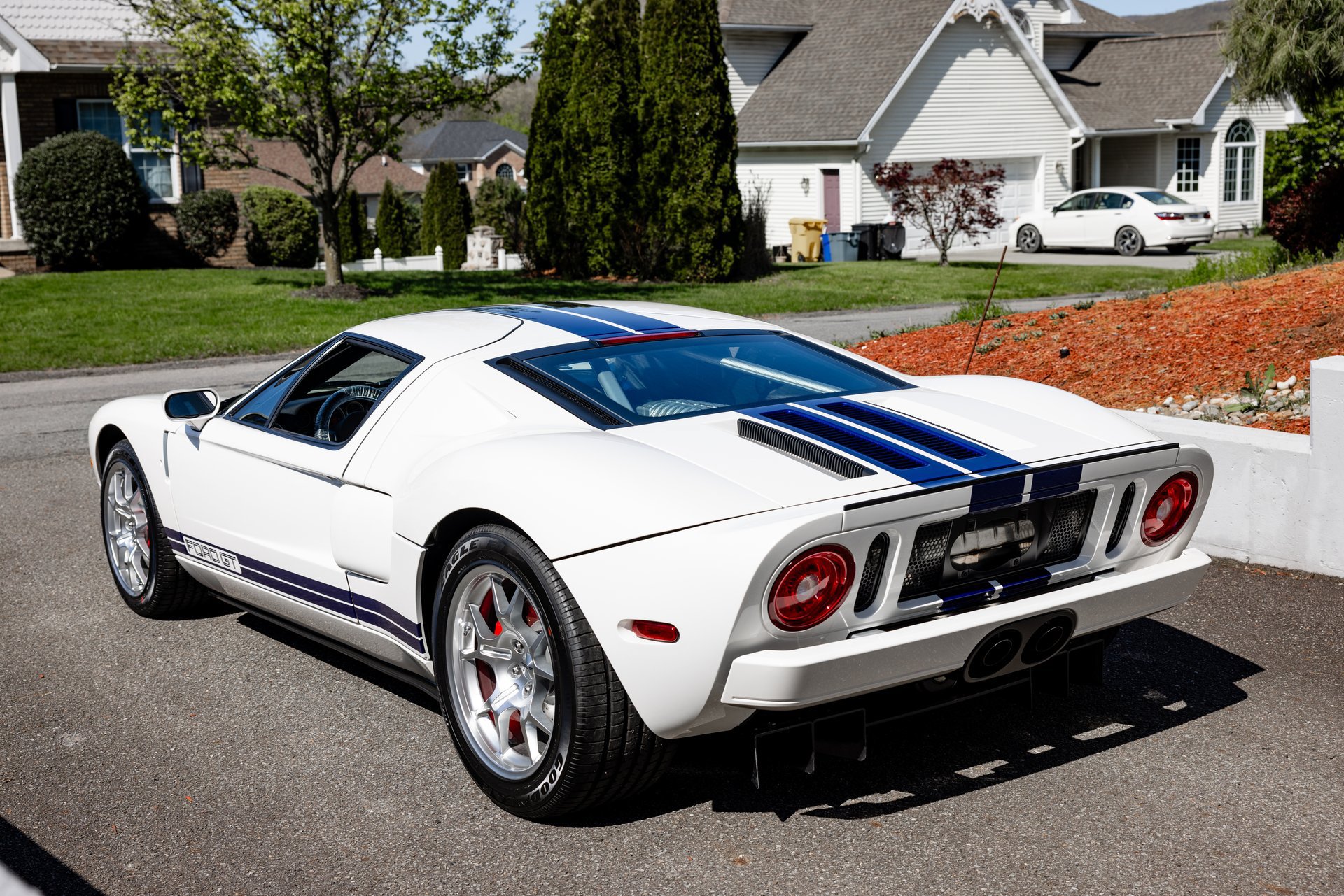 Used 2006 Ford GT RWD image 34